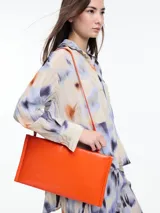 Camisa de manga larga confeccionada en viscosa crinkled con estampa de manchas. De silueta amplia y fluida, con bolsillos frontales grandes, tajos laterales y largo extendido en la espalda.