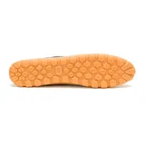 Zapatillas Caterpillar Hex Slip On color azul marino, sin cordones, de gamuza con suela de goma color caramelo.