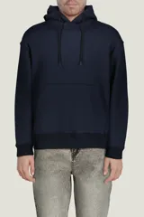Buzo negro con capucha y corte holgado, de manga larga y bolsillo frontal.