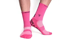 Medias deportivas largas color rosa con detalles en negro y suela antideslizante.