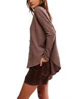 Sweater oversized de punto waffle color marrón topo, con escote redondo y mangas largas tipo dolman, de silueta amplia y cómoda.