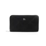 Billetera grande de símil cuero color negro con pespuntes formando rombos. Tiene cierre perimetral plateado, logo XL plateado en el frente y múltiples compartimentos internos.