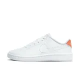 Zapatillas blancas de mujer con detalles en color naranja, diseño clásico y suela de goma.
