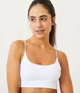 Top deportivo negro con escote ovalado y tirantes finos.