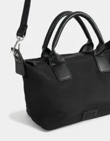 Cartera mini city color negro con doble asa corta de mano, correa regulable ajustable, cierre superior y tag de goma.