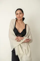 Chal plisado color plateado con lurex y terminación de hilos finos cortos.