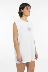 Musculosa negra con logo ovalado estampado en el pecho.