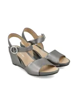 Sandalia de cuero color beige, con taco corrido de altura intermedia, suela antideslizante y hebilla metálica dorada.