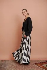 Pollera larga de corte amplio, con pretina y estampado de ondas en blanco y negro.