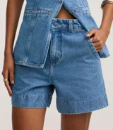 Short de jean azul claro, modelo mom, con cintura alta, cintura sastre y botón forrado.