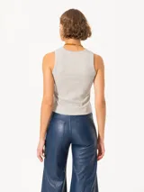 Musculosa blanca de algodón con cuello redondo y sisas amplias.