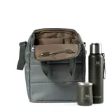 Bolso matero verde de poliéster con diseño acolchado. Tiene acceso con cierre doble, múltiples bolsillos internos y externos, compartimentos para notebook y matero, asas fijas, correa regulable y herrajes plateados.