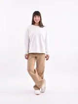 Sweatshirt color gris claro, de corte holgado, con cuello redondo y mangas largas.