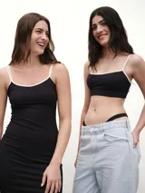 Vestido negro ajustado al cuerpo, con breteles finos en color blanco.