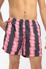 Short de baño negro con estampado de flores rosas, cintura elástica con cordón regulable, bolsillos laterales y bolsillo trasero con cierre.