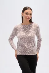 Sweater de manga larga con cuello redondo y estampado animal print abstracto en tonos blanco y marrón/malva.