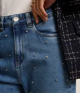 Pantalón mom jeans de tiro alto, color celeste, con bolsillos y apliques de strass.