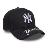 Gorro de béisbol New Era, color negro, con el logo de los New York Yankees bordado en blanco en el frente y la palabra "Yankees" bordada en blanco en la visera.