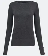 Suéter de punto color verde, con cuello barco, mangas largas y textura acanalada.