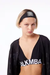 Vincha deportiva negra de poliéster con logo estampado en el centro.