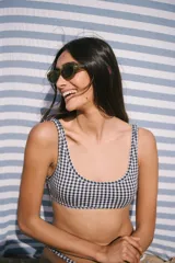 Conjunto de bikini con estampado de cuadrillé azul marino y blanco. Incluye corpiño con escote redondo, breteles anchos y copas desmontables, y bombacha vedetina.