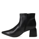 Botas de cuero negro con punta fina y taco cuadrado.