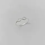 Anillo de plata 925 con diseño de infinito.