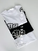Remera blanca con aplique de flor bordada con strass en el frente.