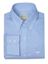 Camisa de manga larga celeste con finas rayas verticales blancas, de corte clásico y cuello abotonado. Tiene bolsillo en el pecho con logo de la marca bordado.