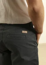 Bermuda de lino y algodón color gris oscuro, corte relaxed fit, con cintura elástica ajustable con cordón, bolsillos frontales y traseros.