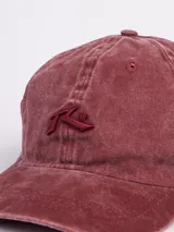 Gorro de visera color burdeos con logotipo bordado de la marca en la parte frontal.