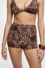 Short de tiro alto color marrón con estampado de piel de serpiente.