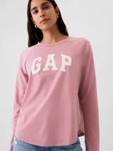 Remera rosa de algodón con logo GAP estampado en blanco en el pecho y mangas largas.