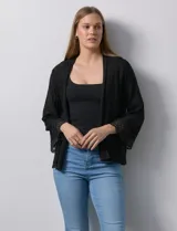 Cardigan negro calado, marca Ruby Rd. Manga larga amplia con aplique de crochet.