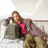 Mochila verde militar de tafeta con excelente distribución interna, apertura frontal, dos bolsillos frontales con cierres metálicos, bolsillos internos, bolsillos laterales, bolsillo trasero y correas regulables de galón.