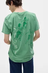 Remera verde de algodón con cuello redondo, manga corta y corte oversized. Estampa pequeña en el frente con texto en verde claro.