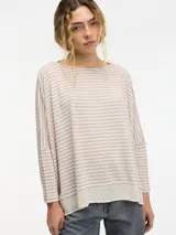 Sweater de punto a rayas horizontales color beige y blanco, de corte amplio y cuello redondo. Mangas largas ajustadas y sobre remera en el bajo.