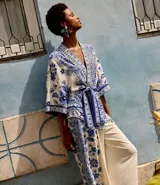 Pantalón wide leg de viscosa con estampado de arabescos en el lateral, cintura alta con elástico en la espalda y cierre con botones.