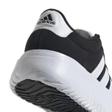 Championes Adidas Grand Court con capellada de cuero sintético negro, las tres tiras laterales blancas y plataforma blanca.