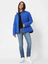 Campera acolchada azul eléctrico con cierre frontal, cuello alto con capucha ajustable y bolsillos laterales.