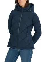 Campera azul marino acolchada con diseño de rombos, cierre frontal con cremallera, capucha con cordón ajustable y bolsillos laterales con cremallera. Logo de Tommy Hilfiger en la manga izquierda.