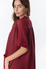 Vestido camisero celeste de lino con cuello mao, manga corta con detalle de calado y bolsillo de crochet.