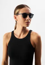 Lentes de sol Eco Shades Costa, con montura redonda color champagne y lentes grises. Fabricados con acetato biodegradable y lentes de PMMA reciclado.