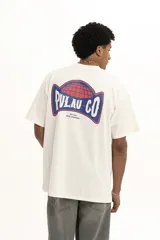 Remera color crudo de corte holgado con estampado pequeño en el pecho.