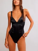 Body negro sin mangas con escote en v, corte ajustado, tela satinada y elástico debajo del busto.