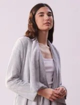 Bata gris de tejido suave con bolsillos laterales.