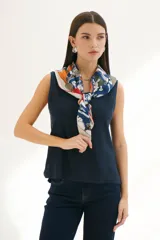 Musculosa color beige claro de tejido de lino con cuello redondo.