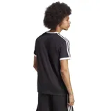 Remera de manga corta Adidas modelo 3-Stripes, color negro con cuello y puños blancos, logo bordado en el pecho y las tres rayas características en blanco sobre los hombros.