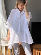 Camisa blanca de corte oversize con bordado calado.