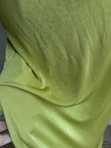 Conjunto verde de top halter con escote profundo y falda midi ajustada.